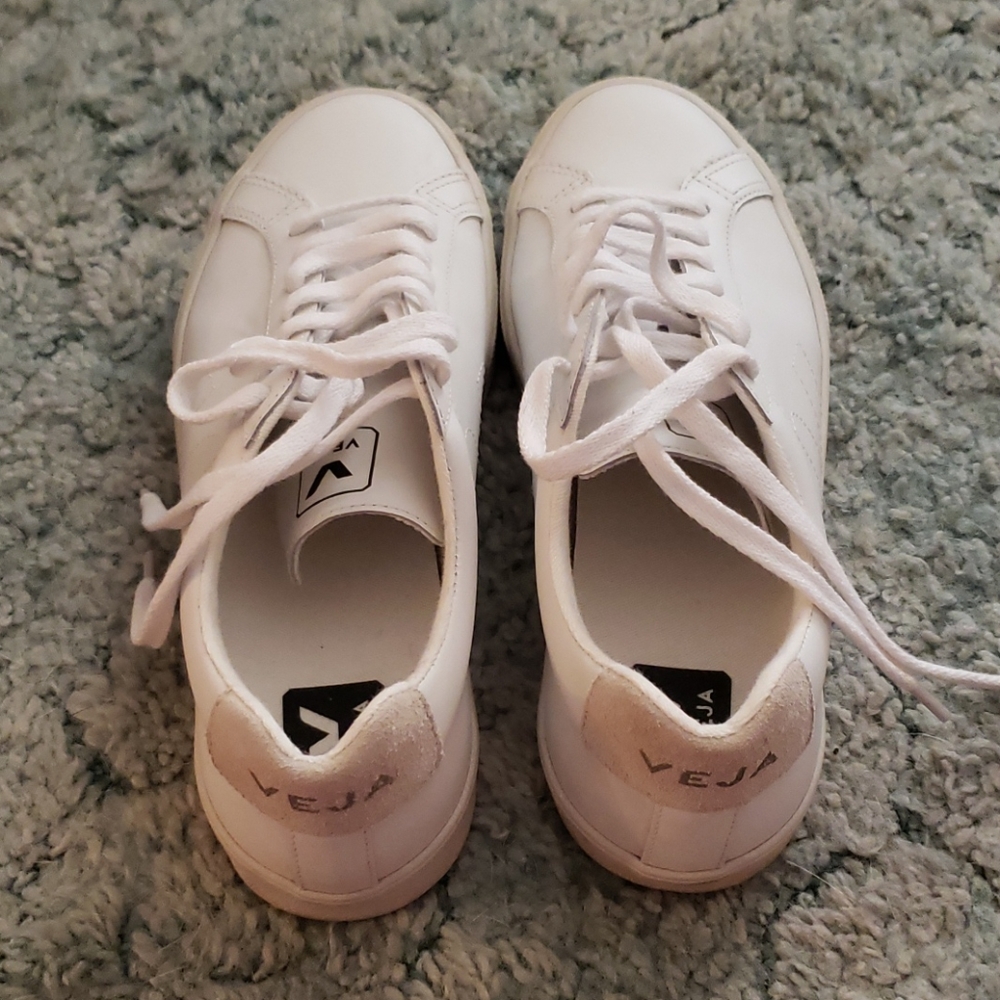 Veja extra white with box